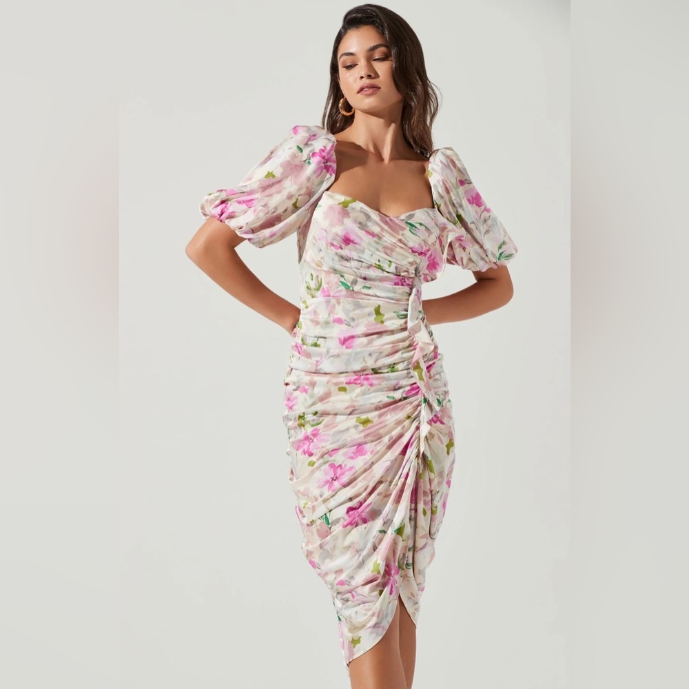 ASTR The Label ~ EMMA FLORAL RUCHED BUBBLE SLEEVE MIDI DRESS - Picture 7 of 7